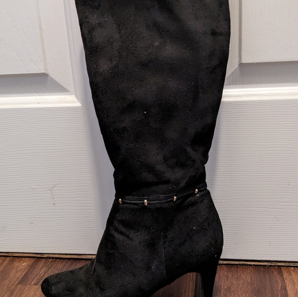 Black heeled boots
